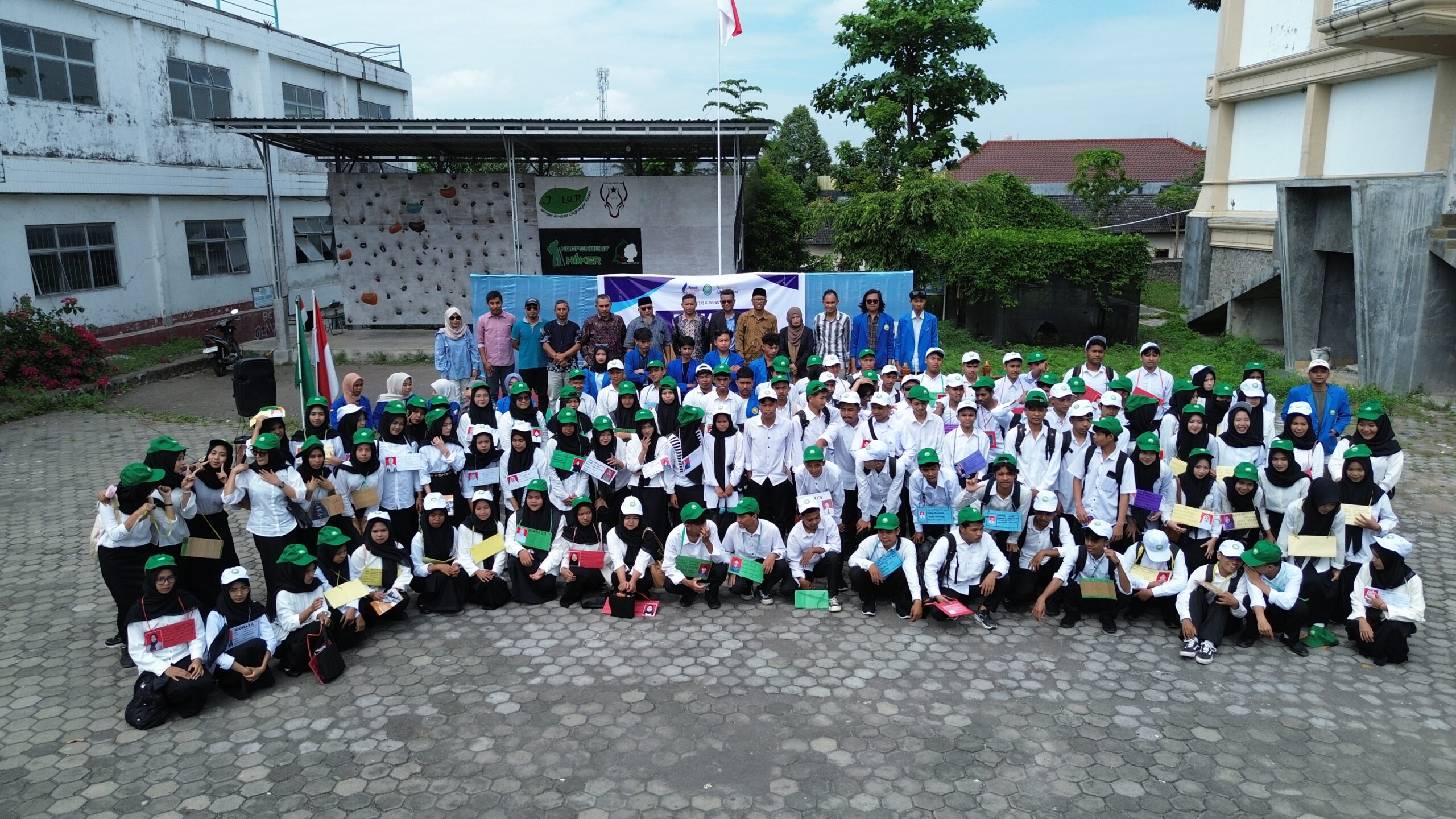 PKKMB UGR 2025 dari Udara — Suasana Pendforma Baru Panggung Kampus (PKKMB) 2025 yang memadut ribuan mahasiswa baru di halaman kampus, terlihat dari sudut udara